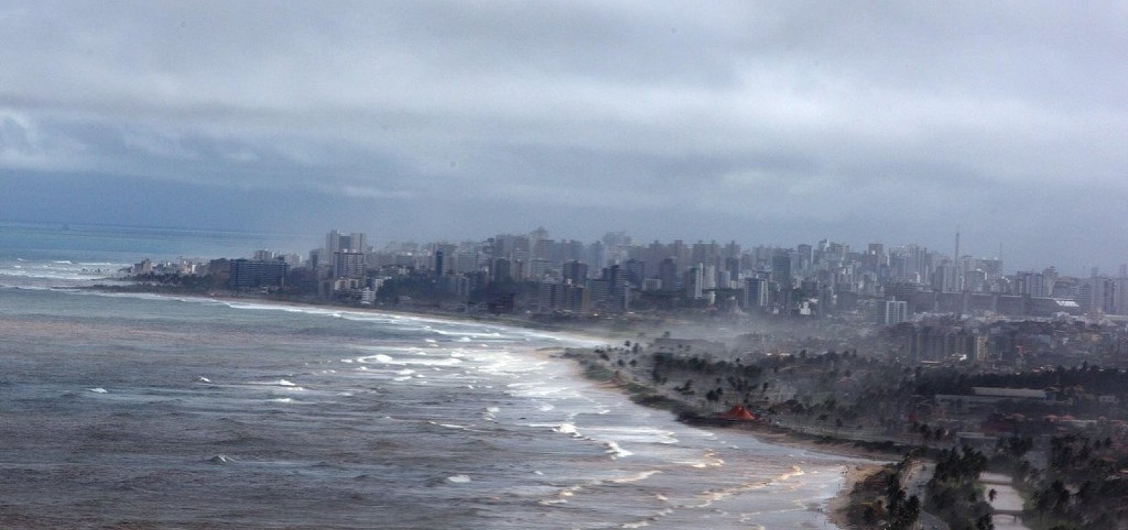 Marinha emite alerta com previsão de ondas de até 2,5 metros no litoral da Bahia