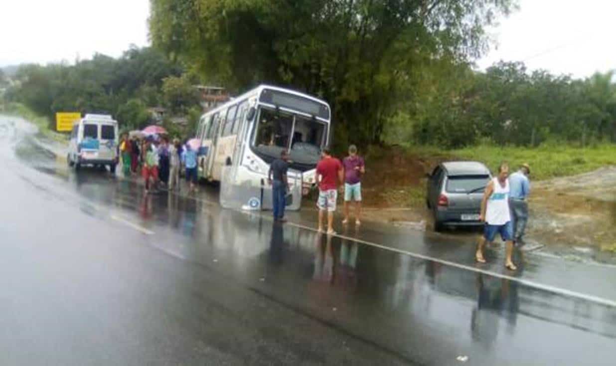 Ônibus de Simões Filho derrapa na BA-093 e fere 3 pessoas