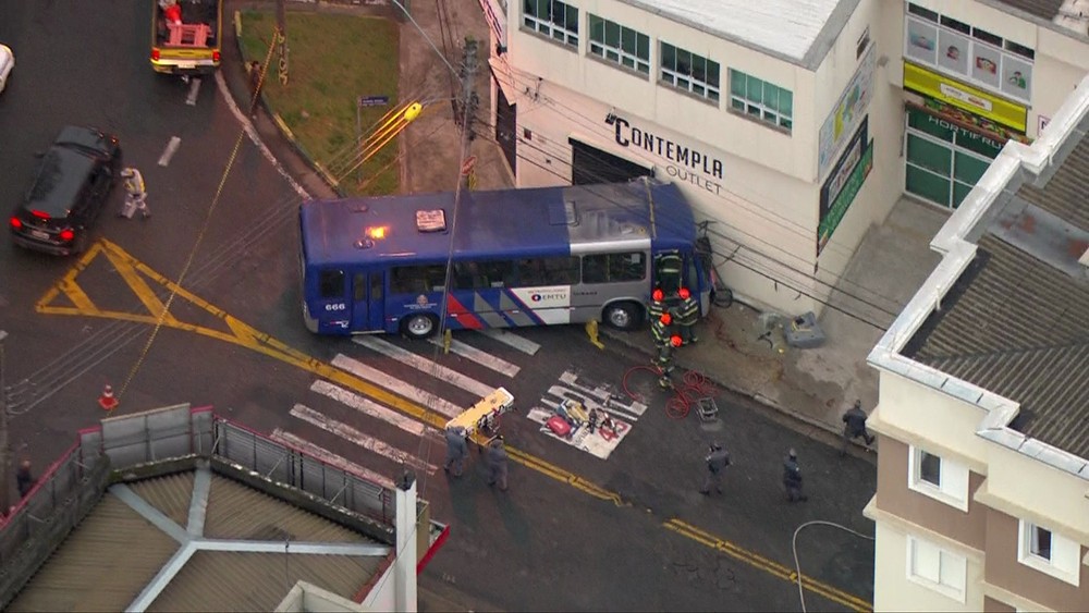 Ônibus invade loja no ABC Paulista; motorista ficou nas ferragens