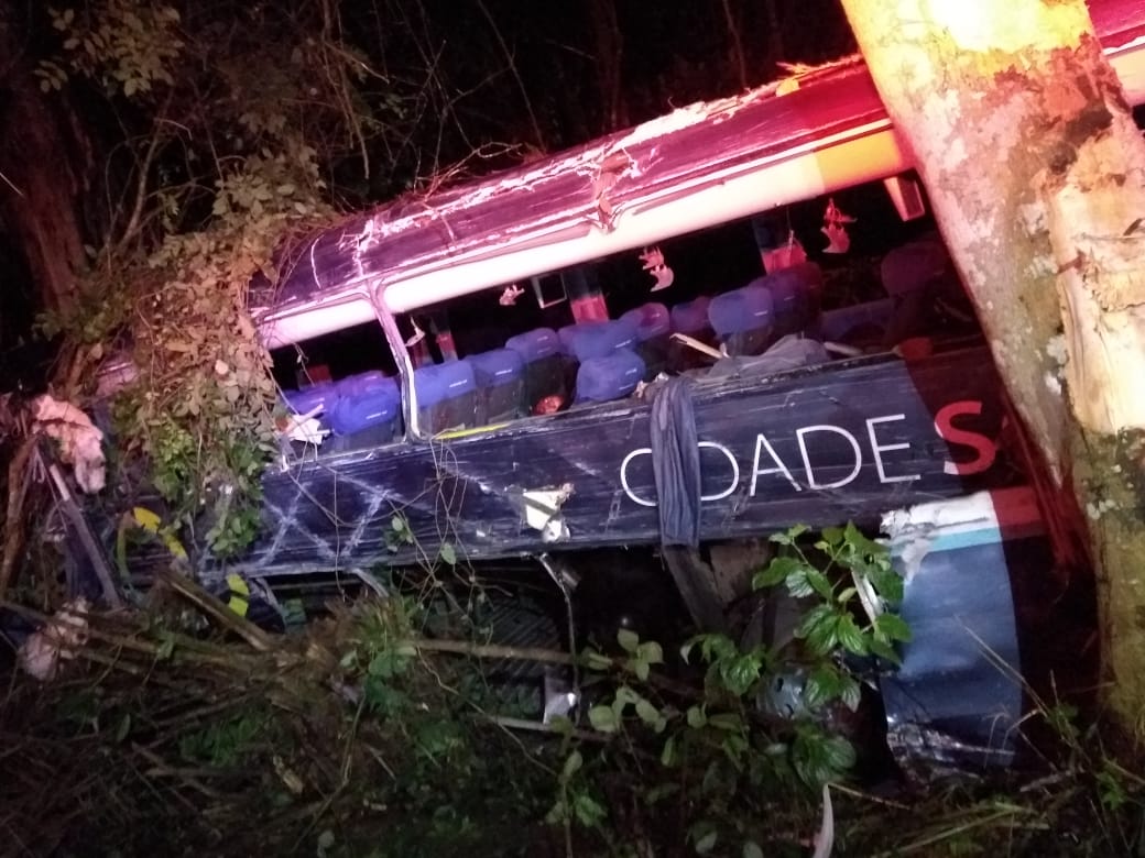Cinco morrem e 10 ficam feridos após batida entre ônibus e carreta no sul da Bahia