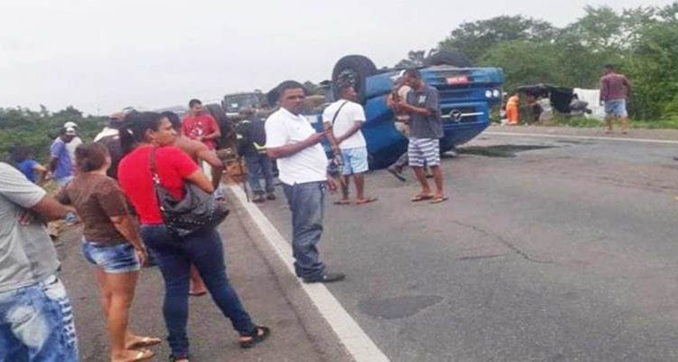 Ex-prefeito de Ipirá morre em batida entre carro e caminhão, em Feira de Santana