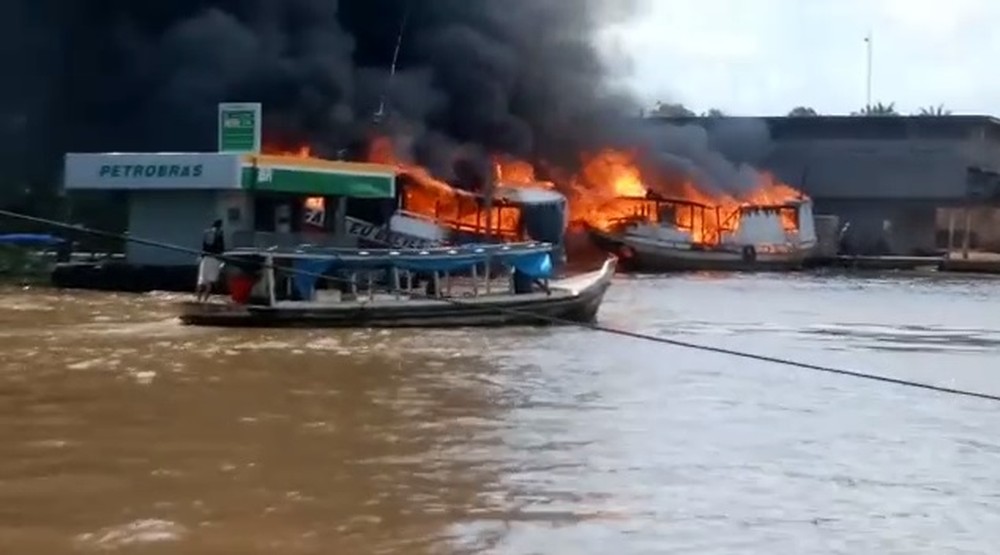 Barco explode e fogo atinge outras 5 embarcações no Rio Amazonas
