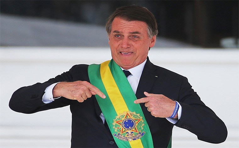‘Vocês querem me derrubar? Eu tenho o couro duro’, diz Bolsonaro à jornalistas