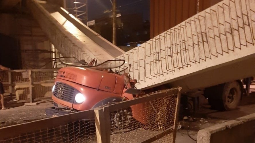 Parte de viaduto cai sobre caminhão e deixa dois mortos no Rio