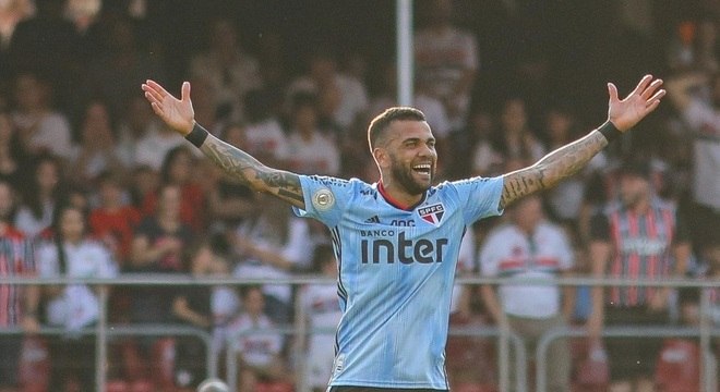 Com gol do estreante Daniel Alves, São Paulo vence o Ceará