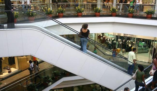 Mulher desequilibra de muletas e cai em escada rolante de shopping de Salvador