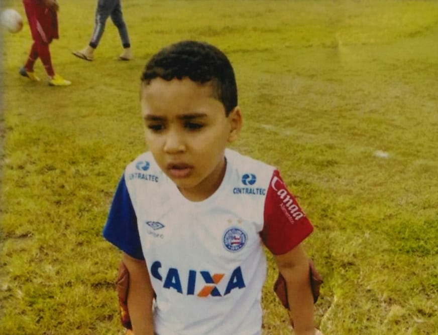 Família faz ‘vaquinha virtual’ para arrecadar R$ 20 mil para prótese de garotinho camaçariense torcedor do Bahia