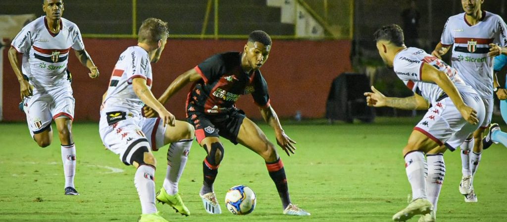 Vitória joga mal e fica no empate sem gols com o Botafogo-SP e sai vaiado do Barradão