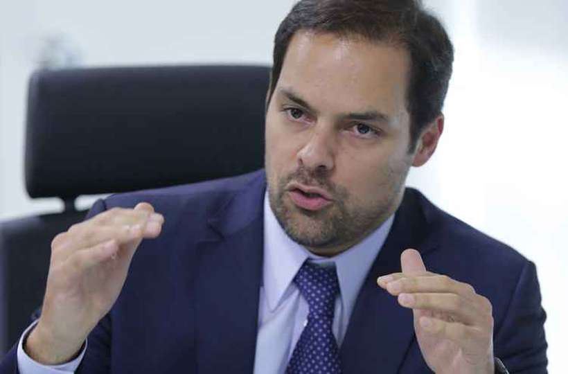 Governo Bolsonaro estuda a possibilidade de contratação de celetistas e temporários via concurso