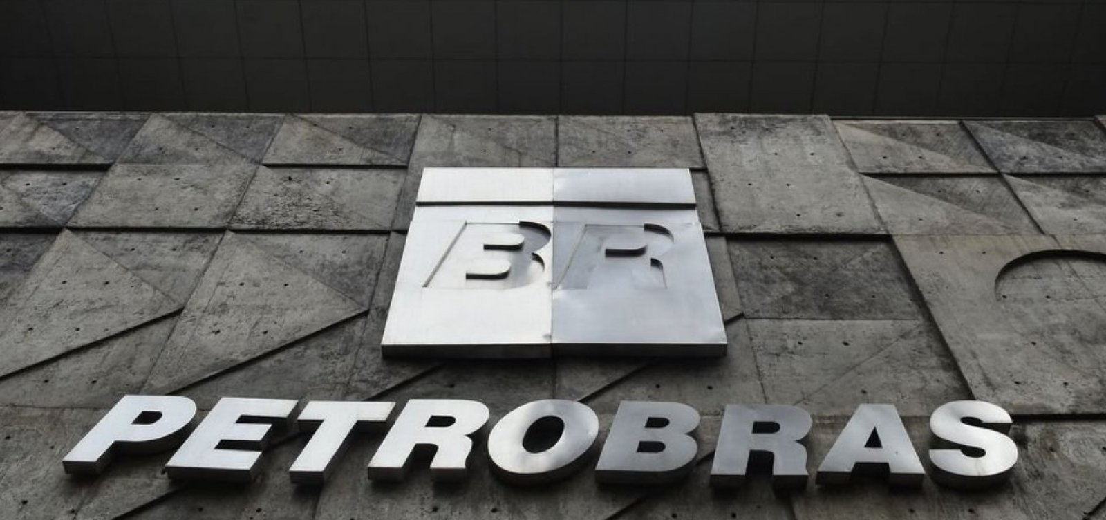 Ministro valida acordo que permite o uso de fundo bilionário da Petrobras
