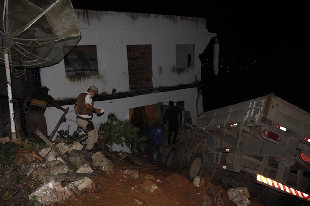 Caminhão desgovernado invade armazém e deixa 5 feridos; caso aconteceu na Bahia