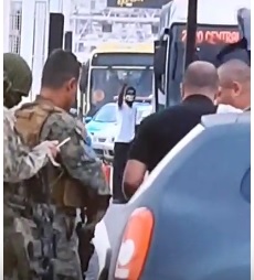 Vídeo: veja o momento que sequestrador de ônibus é alvejado por atirador de elite