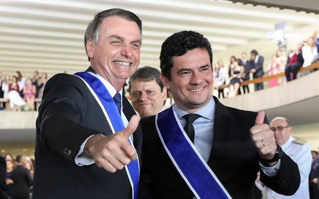 Após alguns desentendimentos, Bolsonaro abraça Moro e diz que o ministro é um ‘patrimônio nacional’