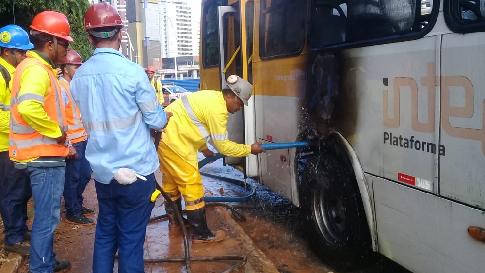 Ônibus do transporte coletivo pega fogo em Salvador