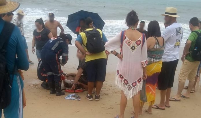 Turista morre afogado em praia da Bahia após entrar no mar durante forte chuva