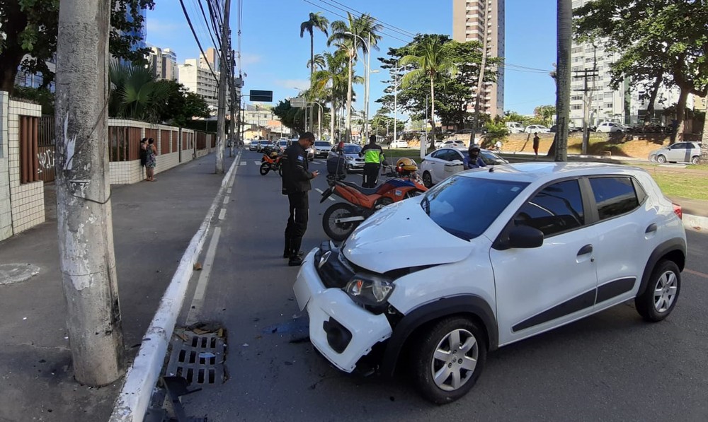 Carro bate em poste e deixa duas pessoas feridas em Salvador