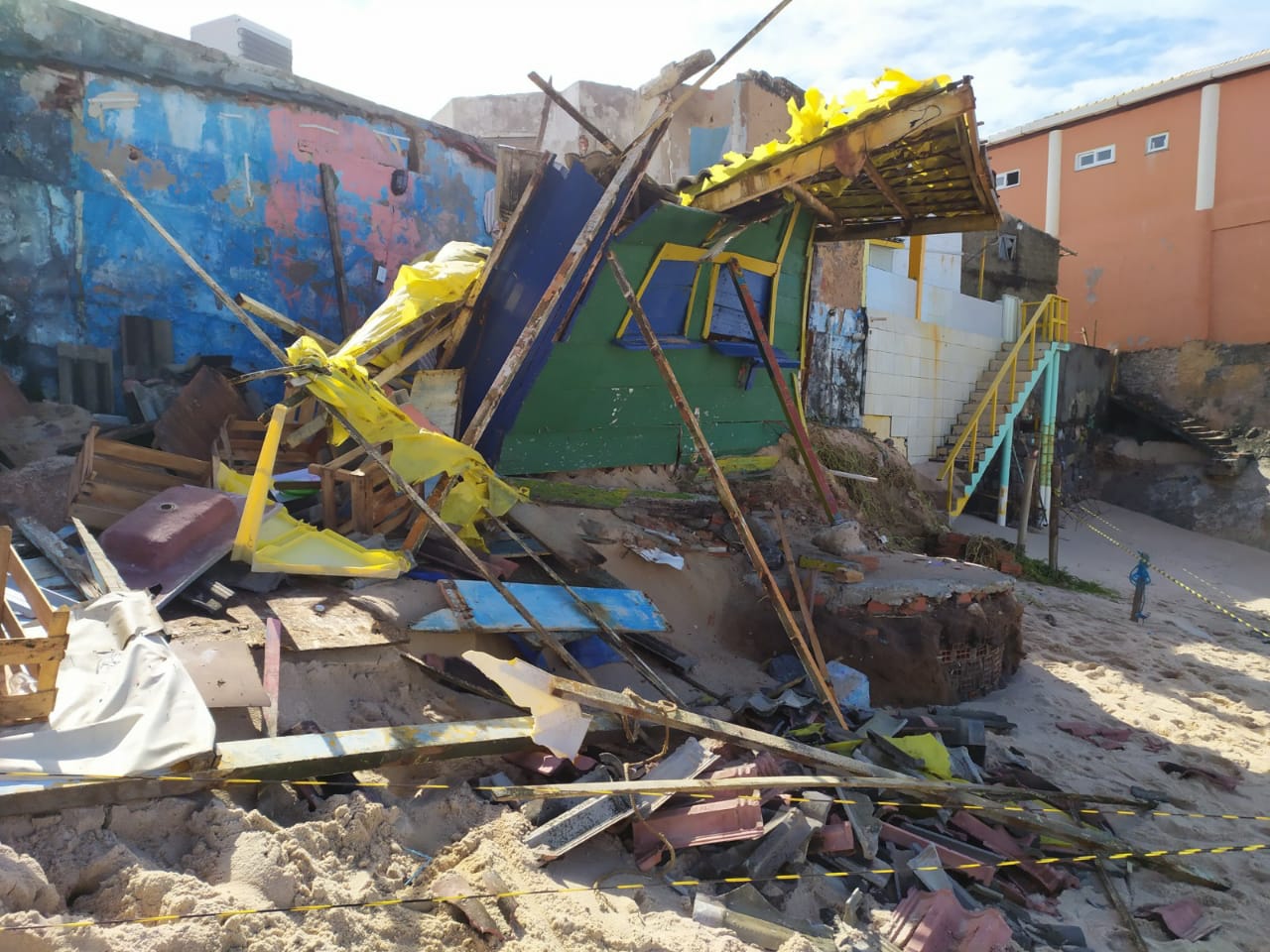 Camaçari: mar avança e destrói barraca de Arembepe