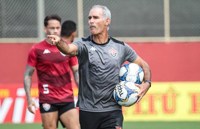 Demitido: Carlos Amadeu não é mais técnico do Vitória: “Saio de cabeça erguida”