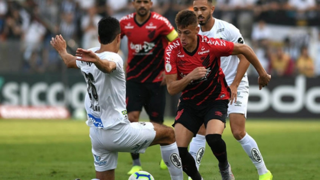 Santos fica no empate com o Athletico na Vila Belmiro
