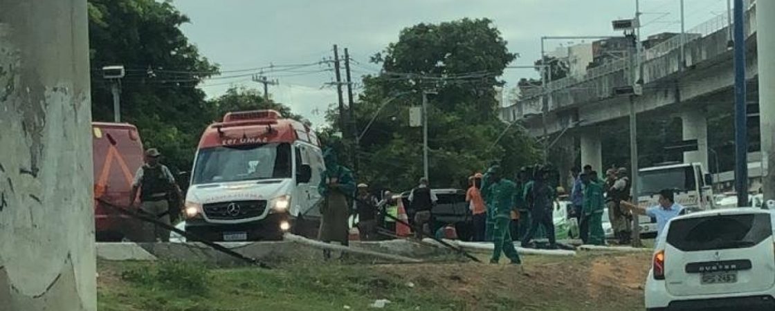 Funcionários da Limpurb são atropelados após carro invadir canteiro na Av. Bonocô