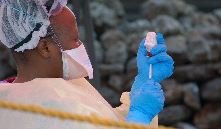 ‘Médicos Sem Fronteiras’ acusa Organização Mundial da Saúde de racionar vacinas contra o ebola