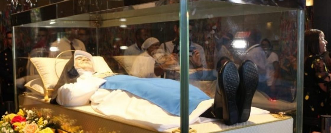 Mais de 700 fiéis visitaram o novo túmulo que abriga o corpo de Irmã Dulce