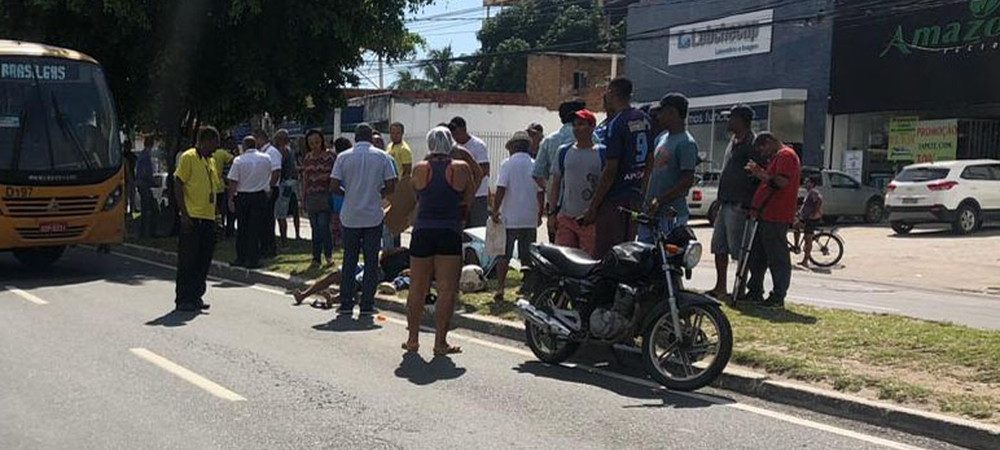 Batida entre moto e micro-ônibus deixa uma pessoa ferida; acidente ocorreu em Itapuã