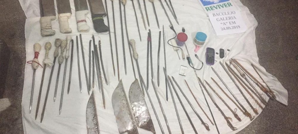 Mais de 100 facas artesanais e celulares são apreendidos em presídios do interior