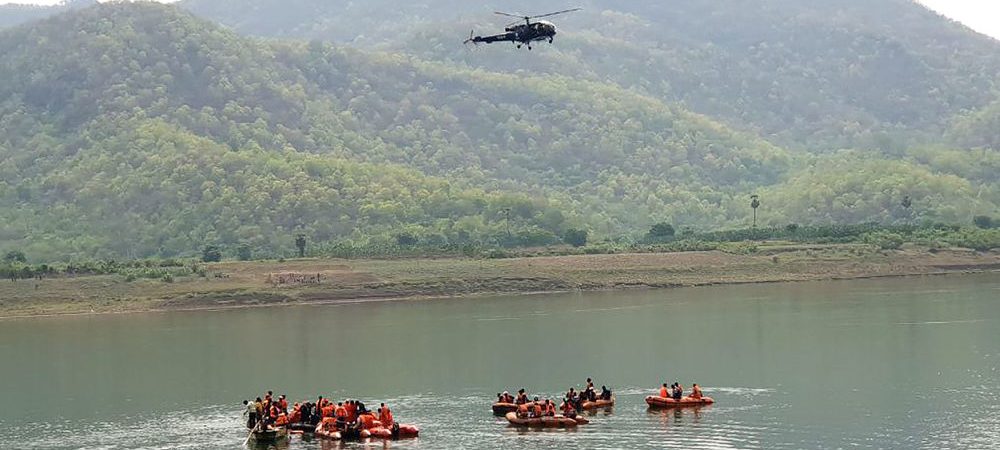 Barco de turismo vira na Índia e deixa pelo menos 11 mortos