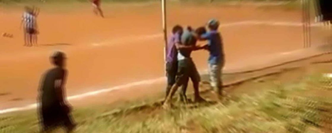 Homem é atingido com três tiros durante partida de futebol em Simões Filho