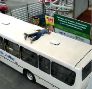 Vídeo: homem cai em cima de ônibus após se jogar de passarela em Lauro de Freitas