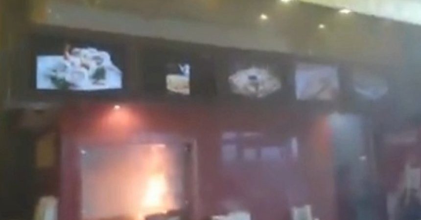 Incêndio atinge restaurante de shopping de Camaçari; assista