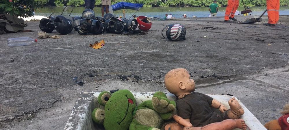 Voluntários encontram corpo durante mutirão de limpeza, em Recife