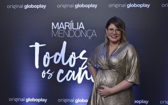 Grávida, Marília Mendonça leva tombo em gravação de programa
