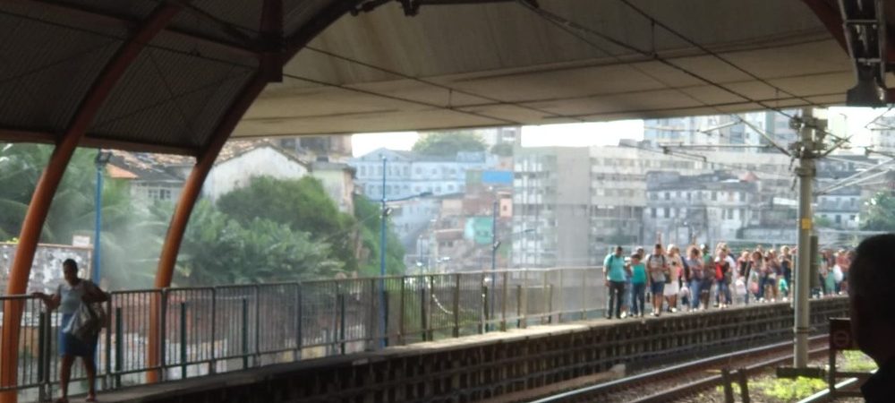 Após falha, passageiros do metrô andam em passarela de segurança ao lado dos trilhos da Linha 1