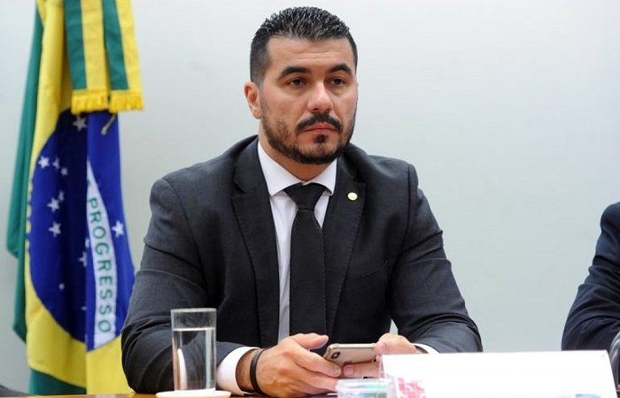 Acusado de golpes, deputado Luis Miranda defendeu Bolsonaro e surtou durante gravação para o ‘Fantástico’