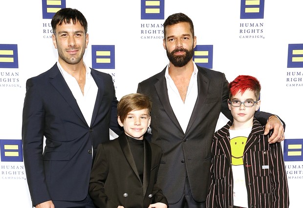 Ricky Martin anuncia espera do quarto filho com marido