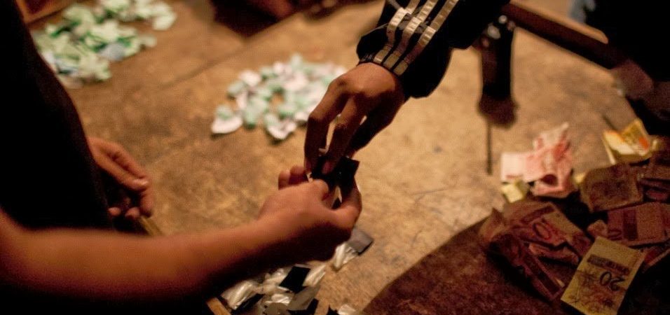 Pontos de venda de entorpecentes são desarticulados durante ação policial em Camaçari