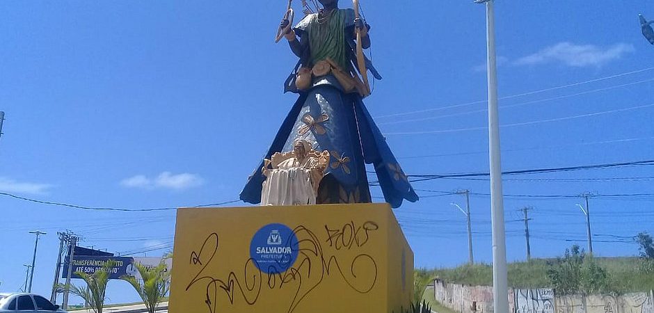 Escultura de Mãe Stella de Oxóssi, em Salvador, é alvo de vandalismo