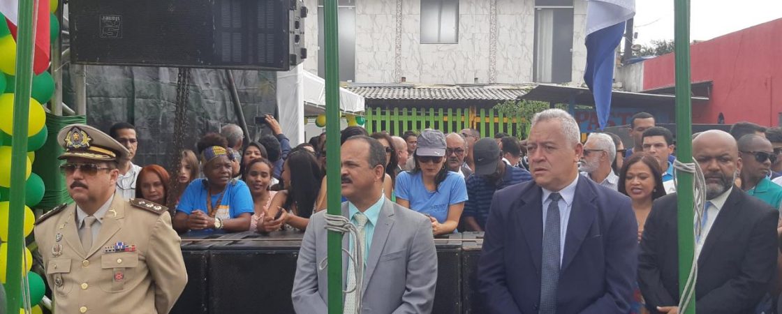 Prefeito Elinaldo faz abertura do desfile de 7 de Setembro na Gleba E, em Camaçari