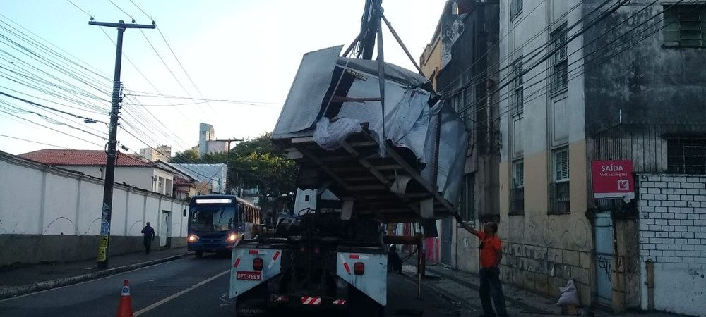 Salvador: motorista de caminhão-baú ‘cochila’ ao volante e bate em poste