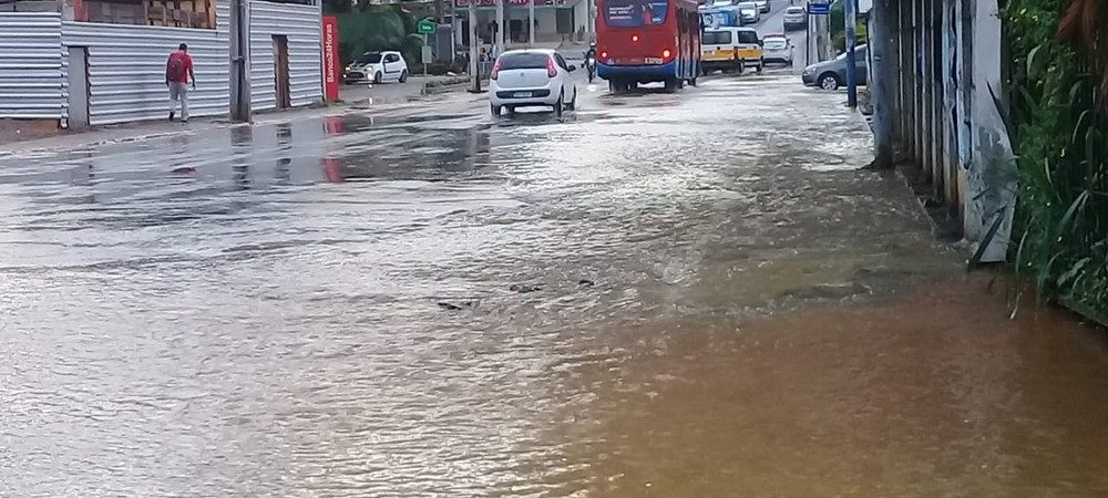 Salvador: vazamento de água forma grande poça e deixa trânsito lento no bairro de Stiep