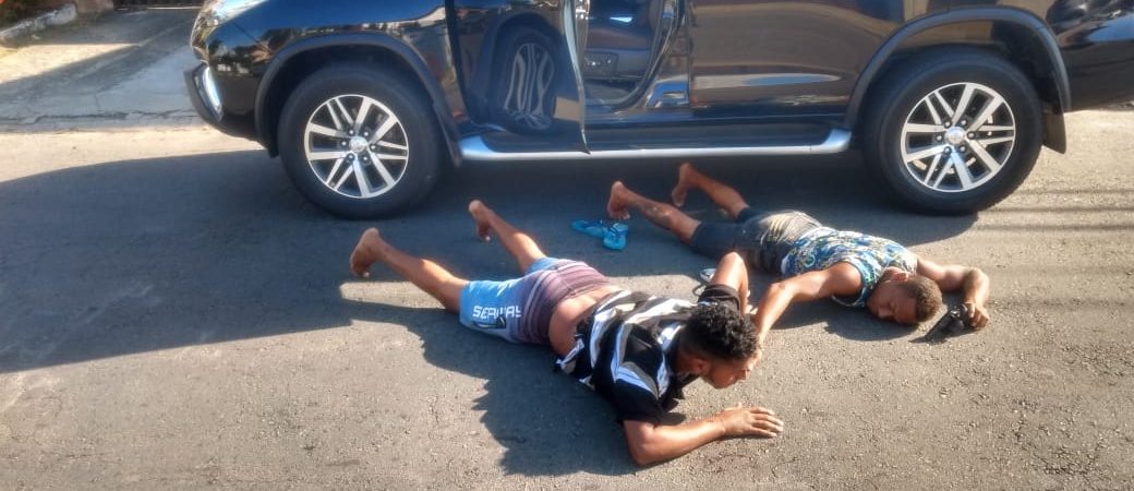 Dupla é presa após roubarem veículo em Lauro de Freitas