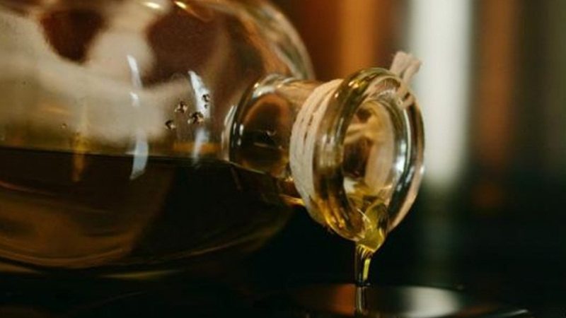 Cerca de 32 marcas de azeite de oliva fraudado foram suspensas para vendas; veja a lista