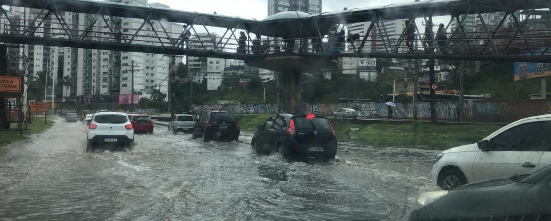Chuvas em Salvador provocam alagamentos em diversas regiões e chegam à deixar trânsito lento