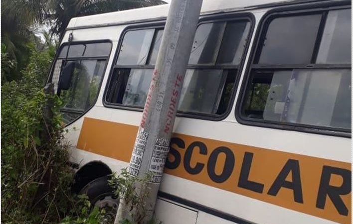 Simões Filho: ônibus escolar invade matagal e quase bate em poste após perder o freio