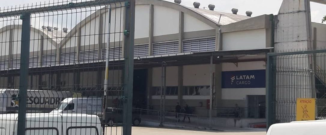 Bandidos invadem terminal de cargas no aeroporto Tom Jobim, no Rio