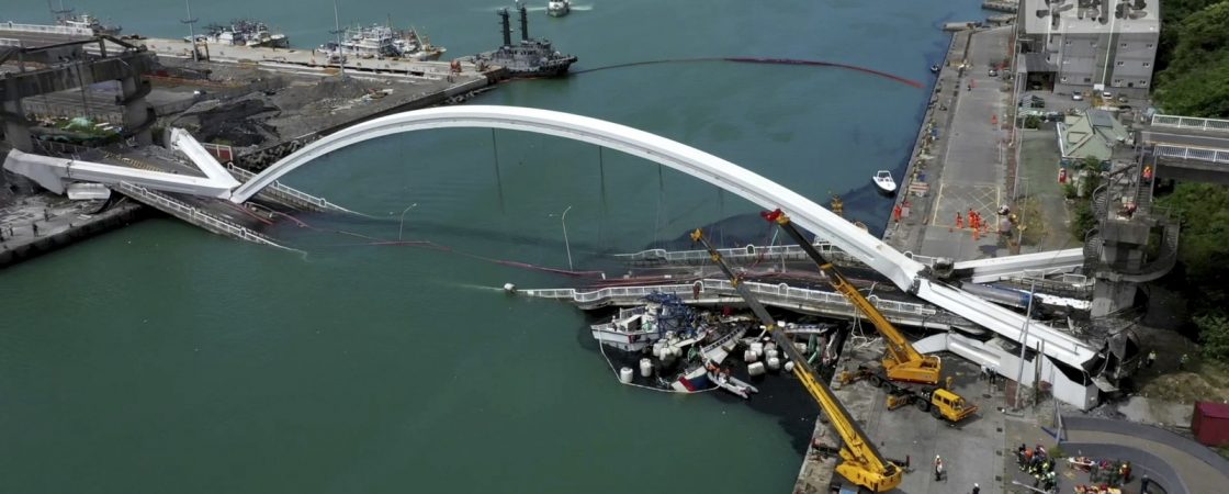 Taiwan: ponte desmorona e deixa vários feridos