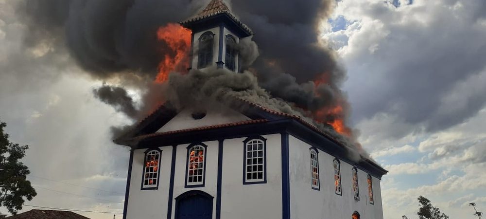 Incêndio destrói capela histórica em Minas Gerais