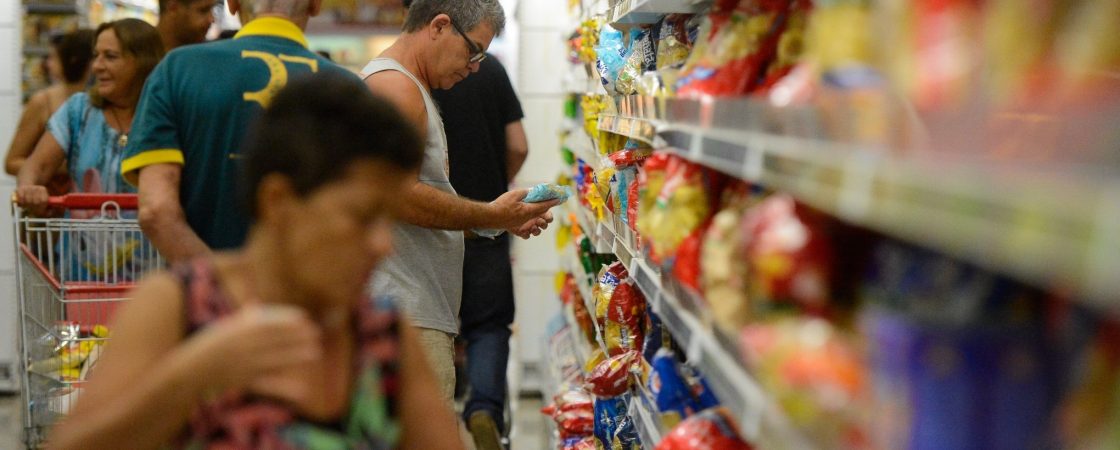Governo notifica supermercados por alta nos preços dos alimentos